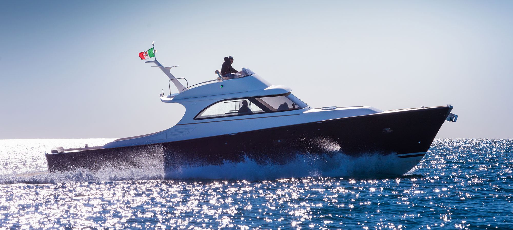 Toy 51 Fly Toy 51 Fly in navigazione in un giorno di sole con mare luccicante
